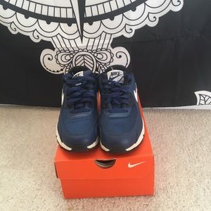 Navy blue Nike Airmax for Men (youth) or Women